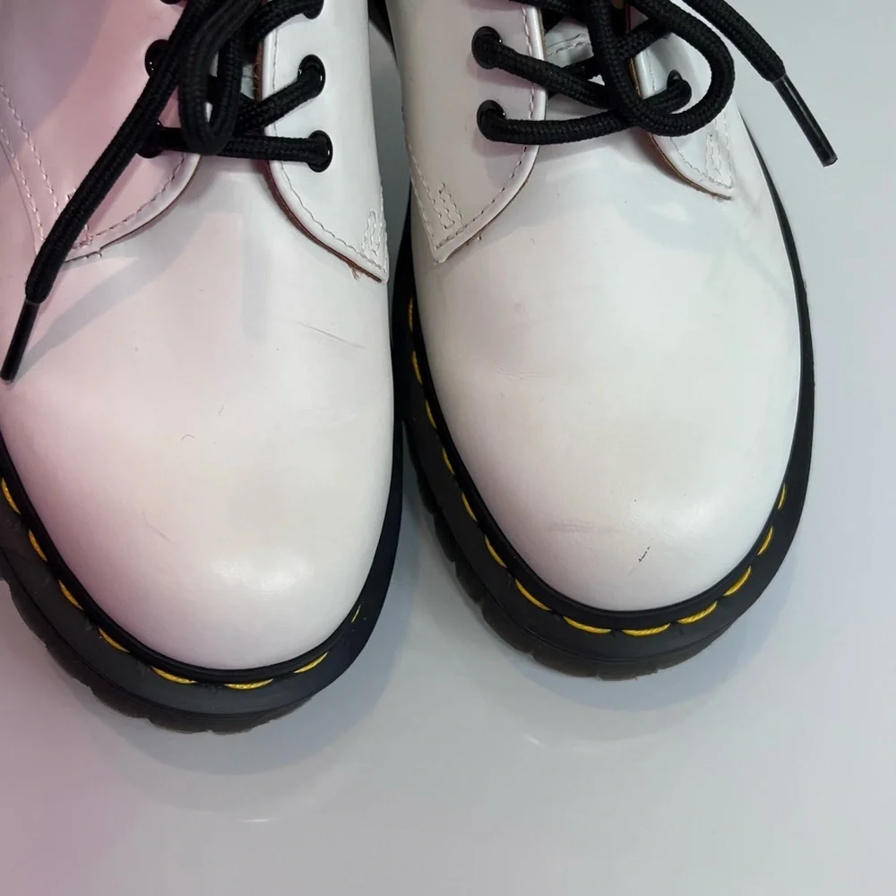 Dr. Martens 1461 Smooth Leather Oxford shoe in white. Like new size 6 US